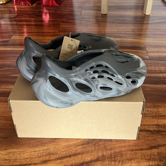 NEW w/ BOX Yeezy Foam Runner - Picture 3 of 6